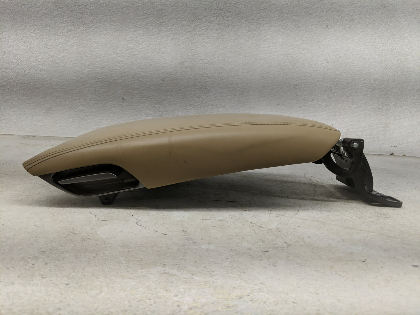 2013 Hyundai Azera Center Console Armrest Cover Lid Fits OEM Used Auto Parts - Oemusedautoparts1.com