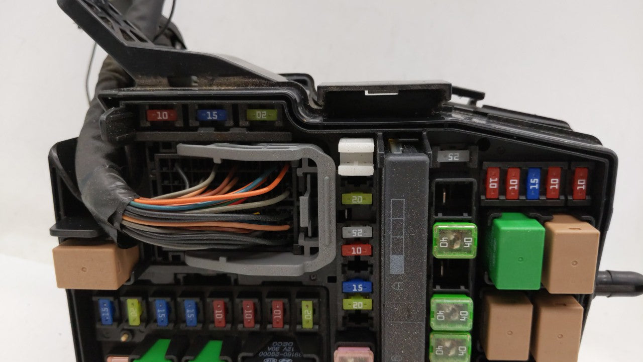 2012-2013 Hyundai Azera Fusebox Fuse Box Panel Relay Module P/N:912063V040 Fits Fits 2012 2013 OEM Used Auto Parts - Oemused