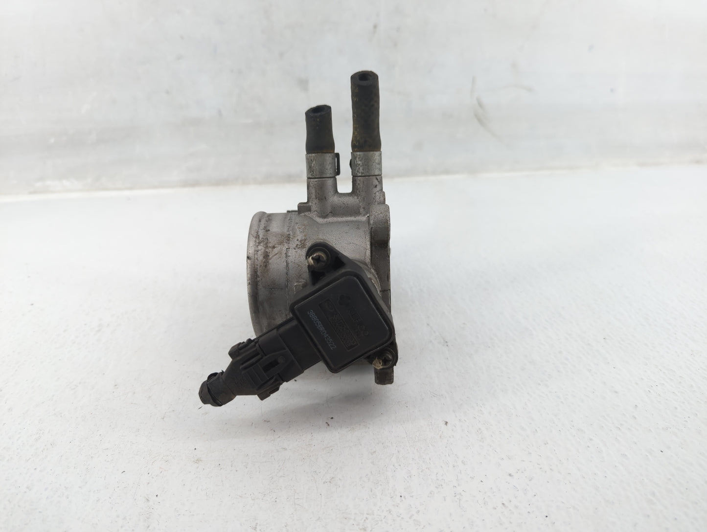 2012-2017 Hyundai Azera Throttle Body P/N:25100-23751 Fits Fits 2012 2013 2014 2015 2016 2017 2018 OEM Used Auto Parts - Oem