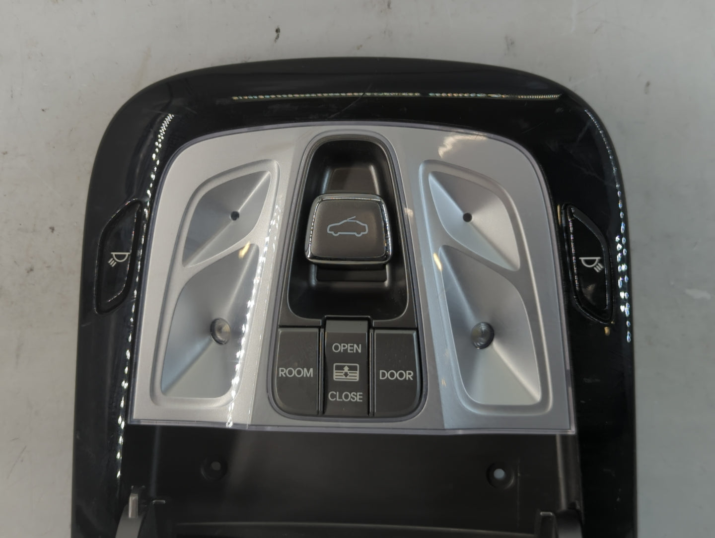 2012-2014 Hyundai Azera Overhead Roof Console 918828 - Oemusedautoparts1.com