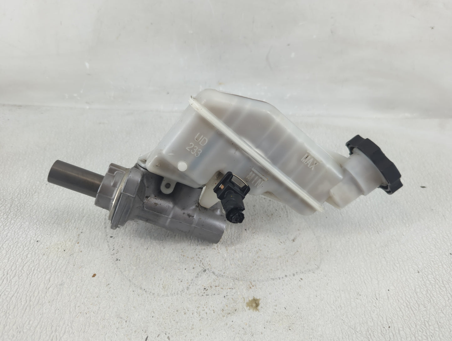 2011-2016 Hyundai Elantra Brake Master Cylinder 1221008 - Oemusedautoparts1.com