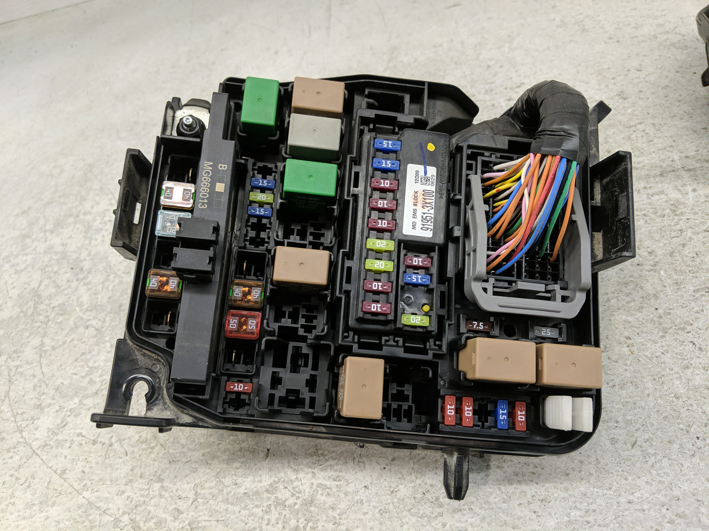 2011-2013 Hyundai Elantra Fusebox Fuse Box Panel Relay Module P/N:91951-3X100 91205 3X224 Fits Fits 2011 2012 2013 OEM Used 