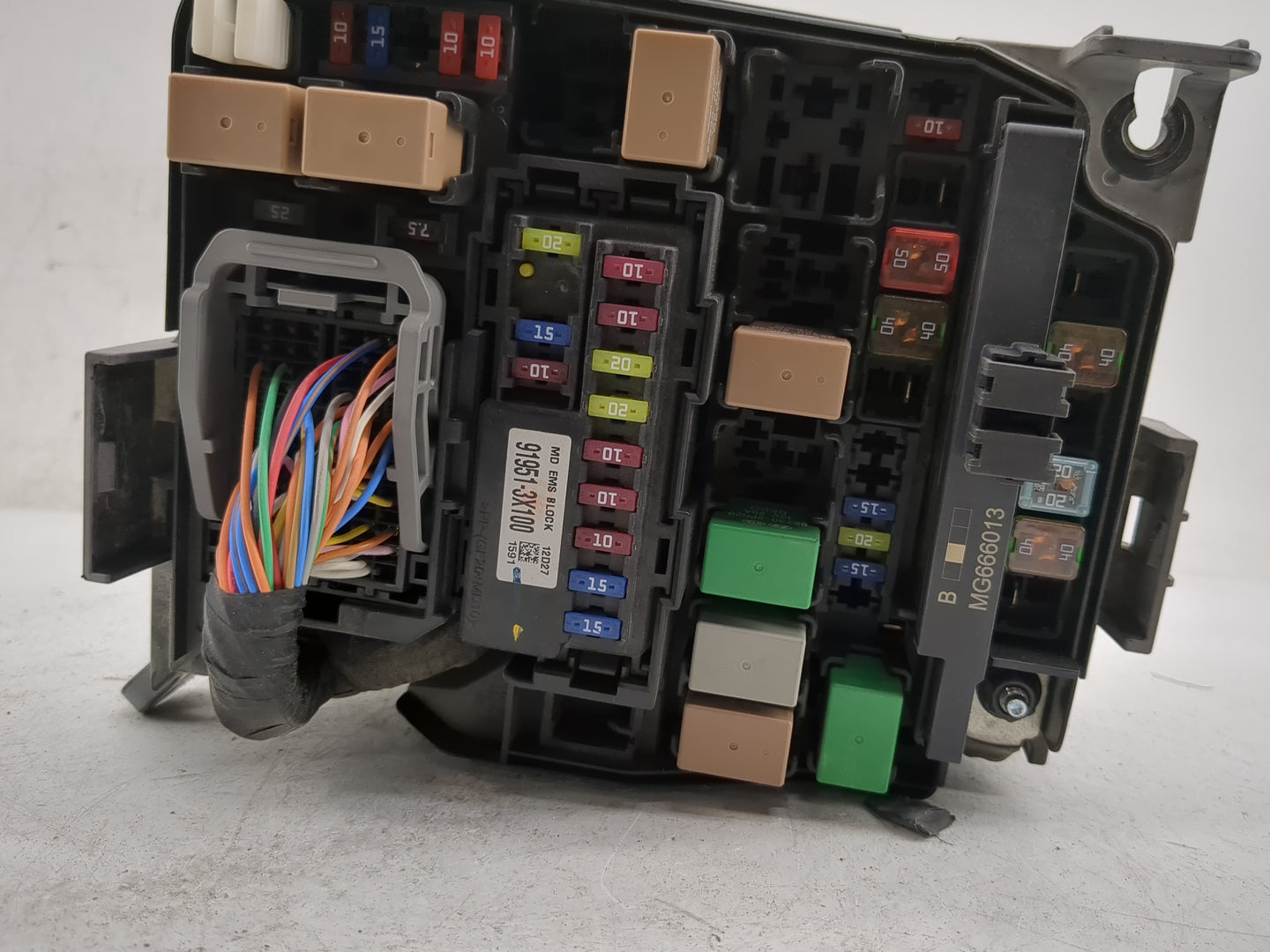 2011-2013 Hyundai Elantra Fusebox Fuse Box Panel Relay Module P/N:91205 3X214 Fits Fits 2011 2012 2013 OEM Used Auto Parts -