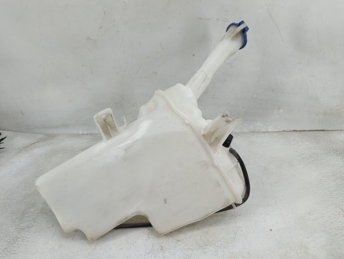 2011-2013 Hyundai Elantra Windshield Washer Fluid Reservoir Bottle Oem 1459567 - Oemusedautoparts1.com