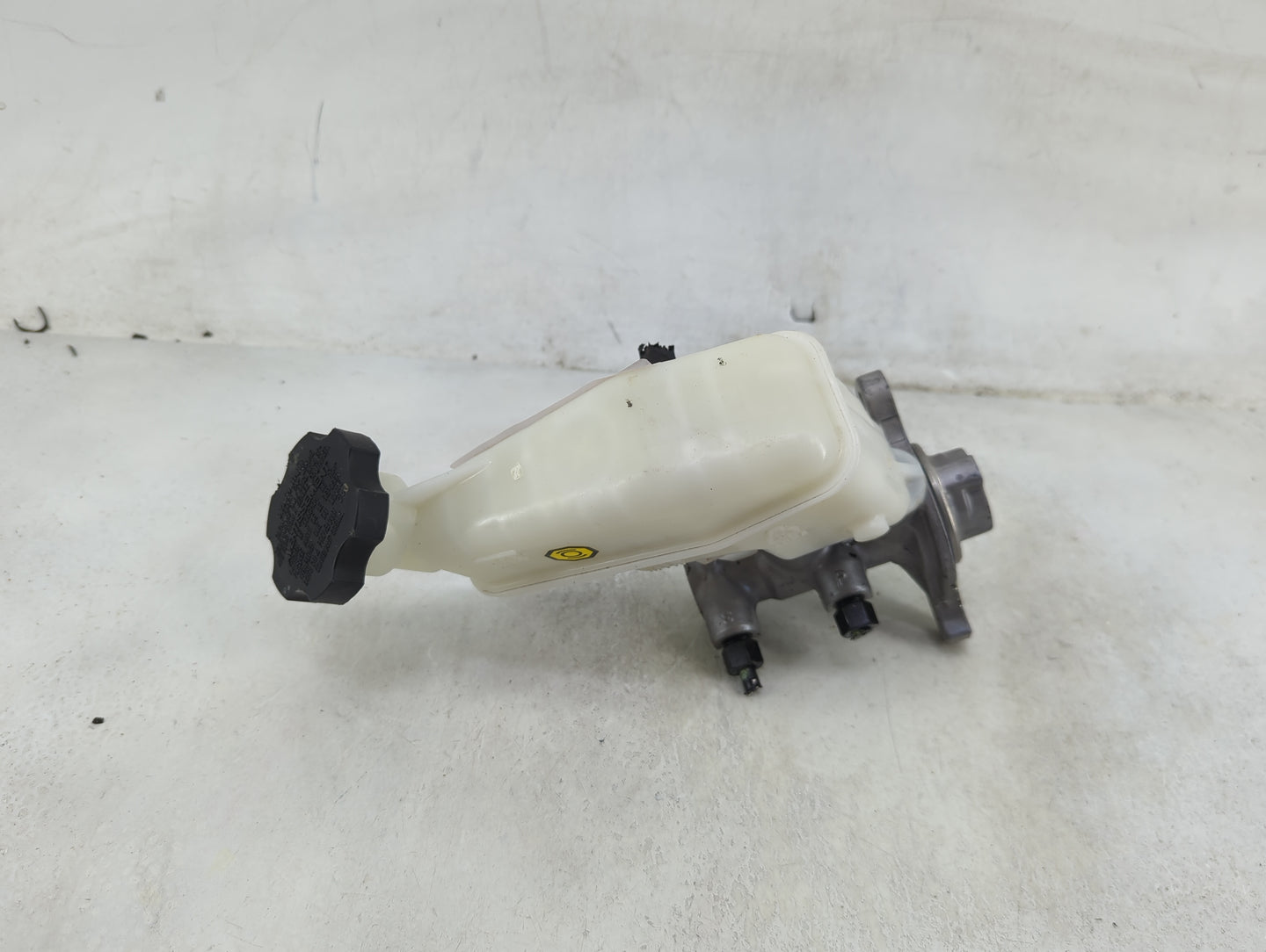2011-2016 Hyundai Elantra Brake Master Cylinder 1490293 - Oemusedautoparts1.com