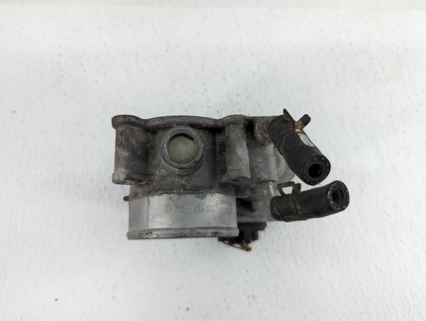 2013-2014 Hyundai Elantra Throttle Body P/N:35100-2E400 Fits Fits 2012 2013 2014 2015 2016 2018 2019 OEM Used Auto Parts - O