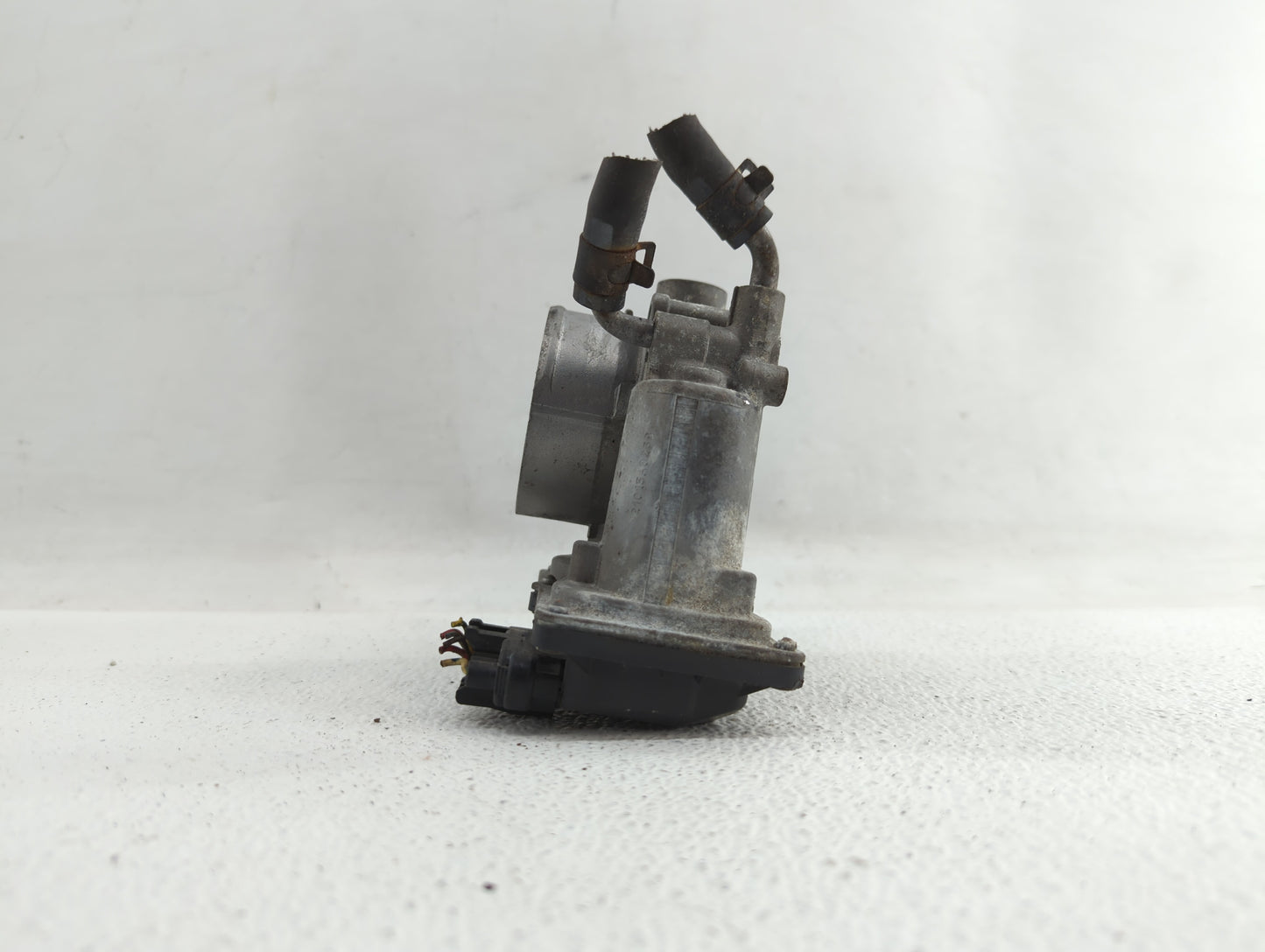 2013-2014 Hyundai Elantra Throttle Body P/N:35100-2E400 Fits Fits 2012 2013 2014 2015 2016 2018 2019 OEM Used Auto Parts - O