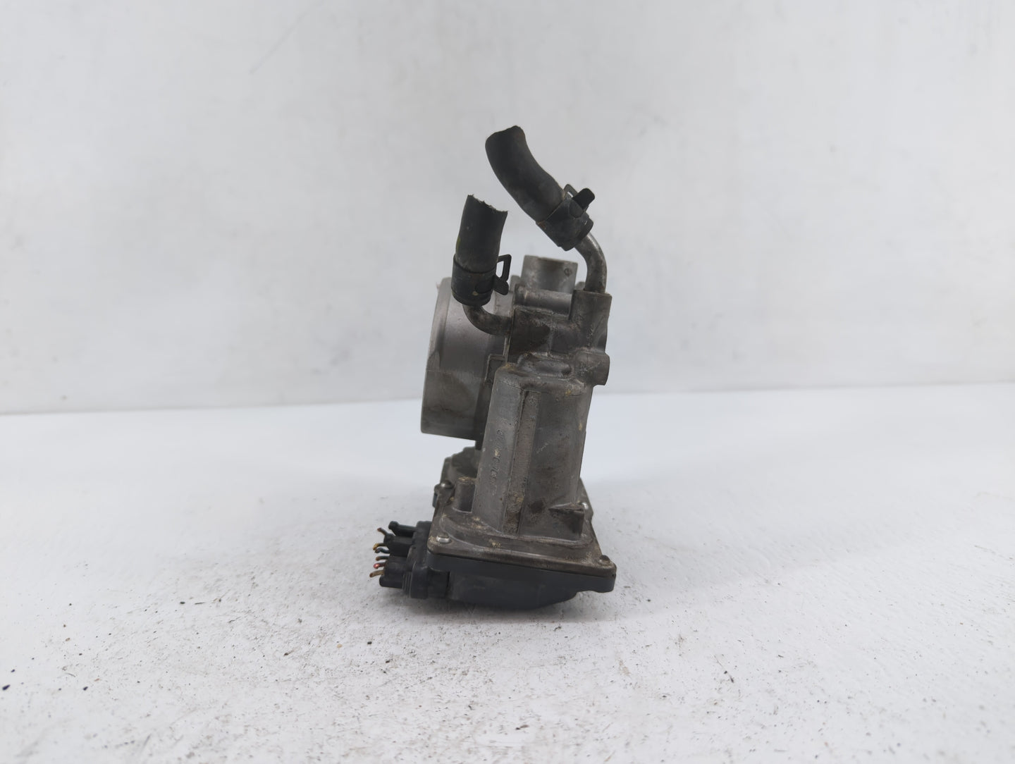 2013-2014 Hyundai Elantra Throttle Body P/N:35100-2E400 35100-2E000 Fits Fits 2012 2013 2014 2015 2016 2018 2019 OEM Used Au