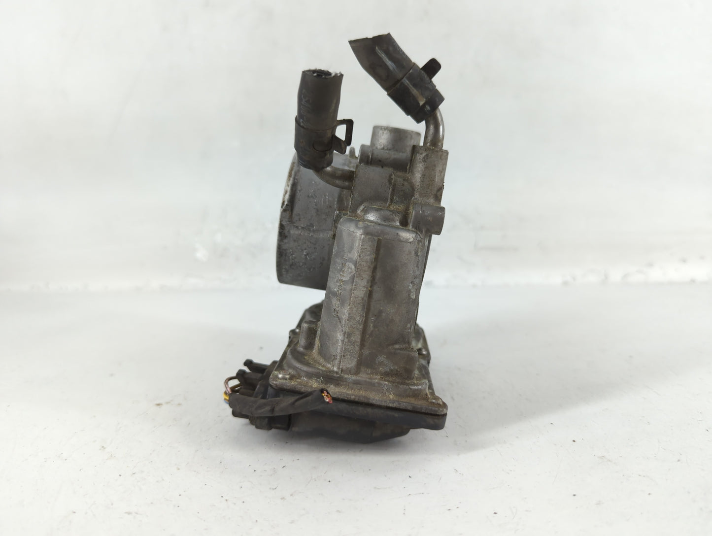 2013-2014 Hyundai Elantra Throttle Body P/N:35100-2E000 Fits Fits 2012 2013 2014 2015 2016 2018 2019 2020 2021 OEM Used Auto