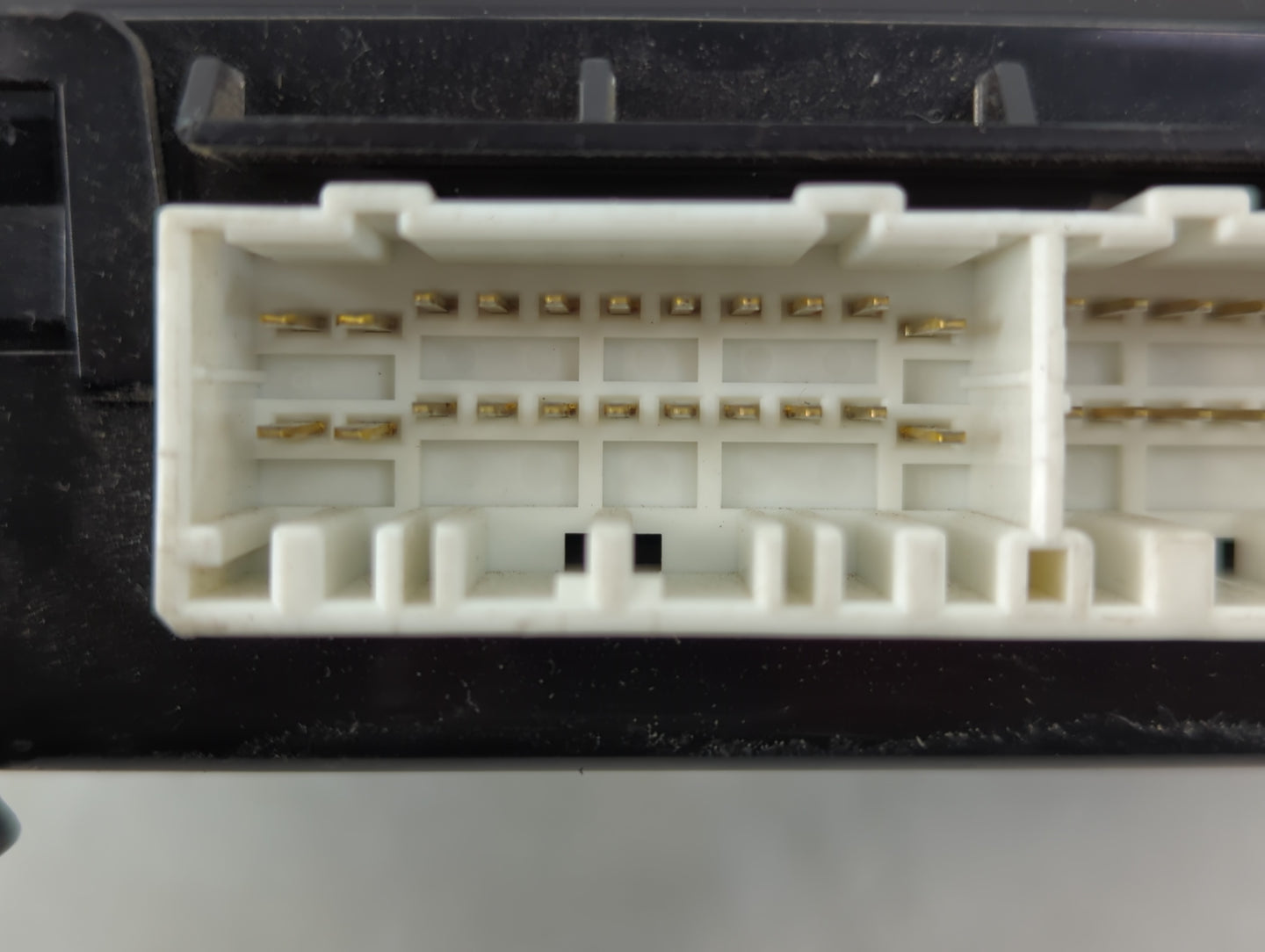 2011-2013 Hyundai Elantra Body Control Module Bcm Inner Cabin Fuse Box - Oemusedautoparts1.com