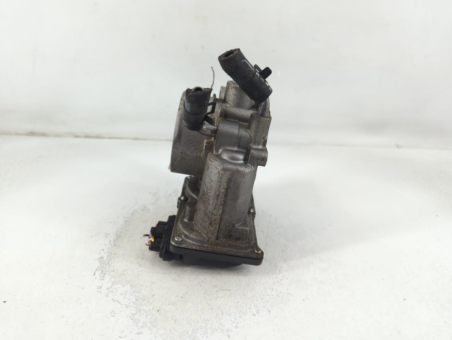 2013-2014 Hyundai Elantra Throttle Body P/N:35100-2E000 Fits Fits 2012 2013 2014 2015 2016 2018 2019 2020 2021 OEM Used Auto