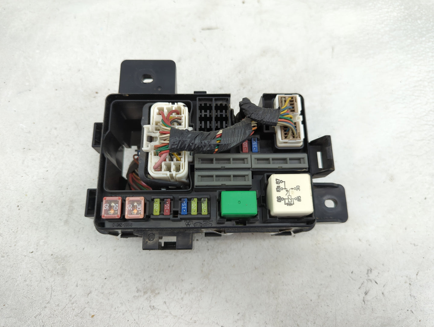 2013-2014 Hyundai Genesis Fusebox Fuse Box Panel Relay Module P/N:91450 2M141 Fits Fits 2013 2014 OEM Used Auto Parts - Oemu