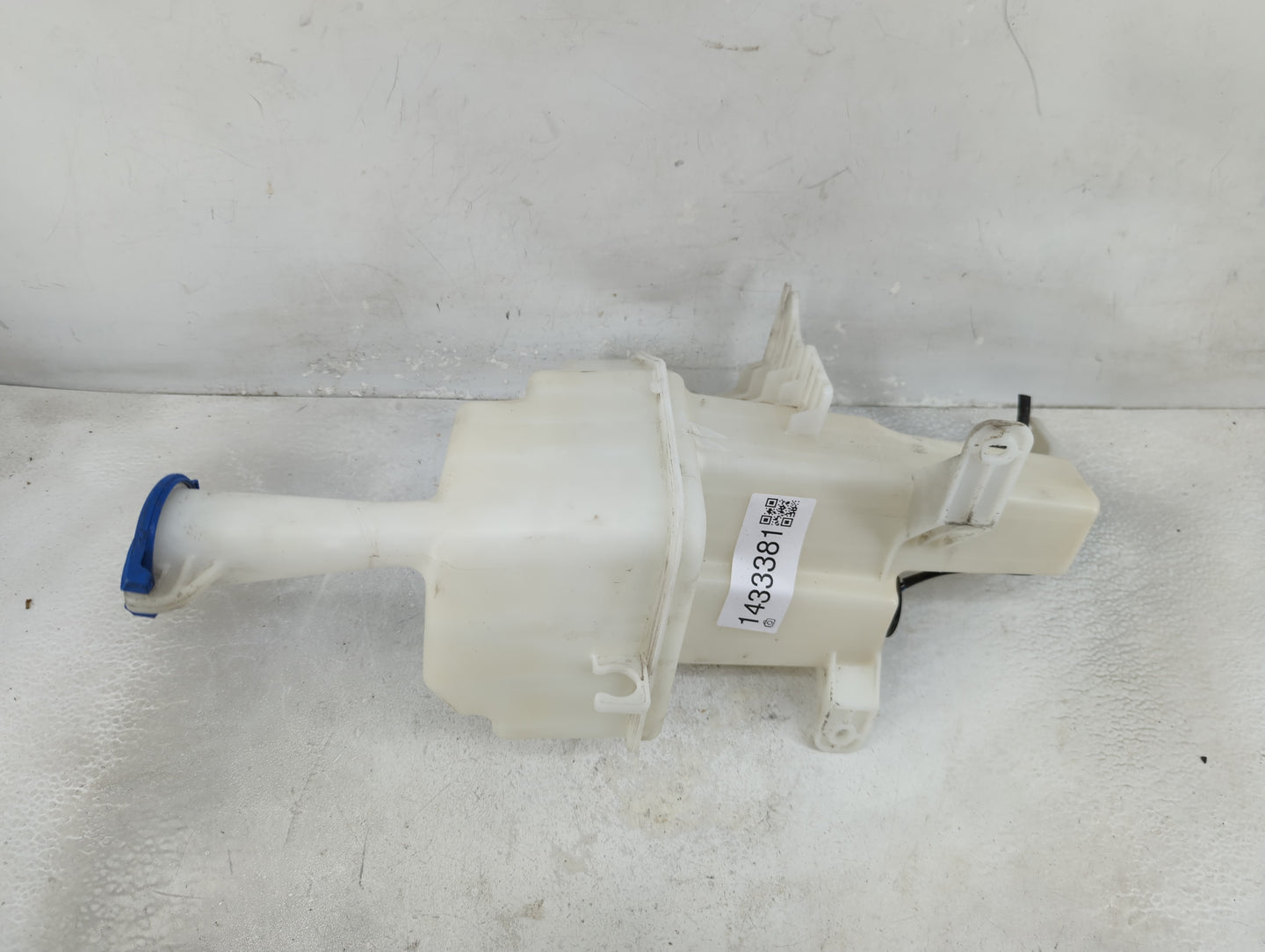 2013-2016 Hyundai Genesis Windshield Washer Fluid Reservoir Bottle Oem - Oemusedautoparts1.com