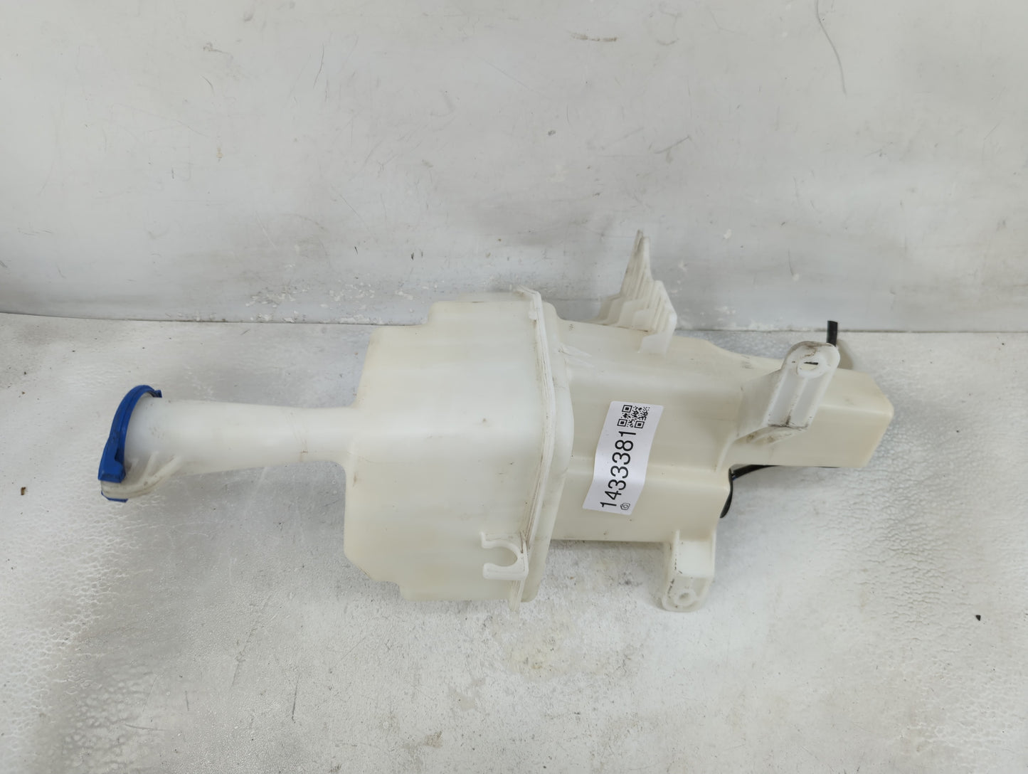 2013-2016 Hyundai Genesis Windshield Washer Fluid Reservoir Bottle Oem - Oemusedautoparts1.com