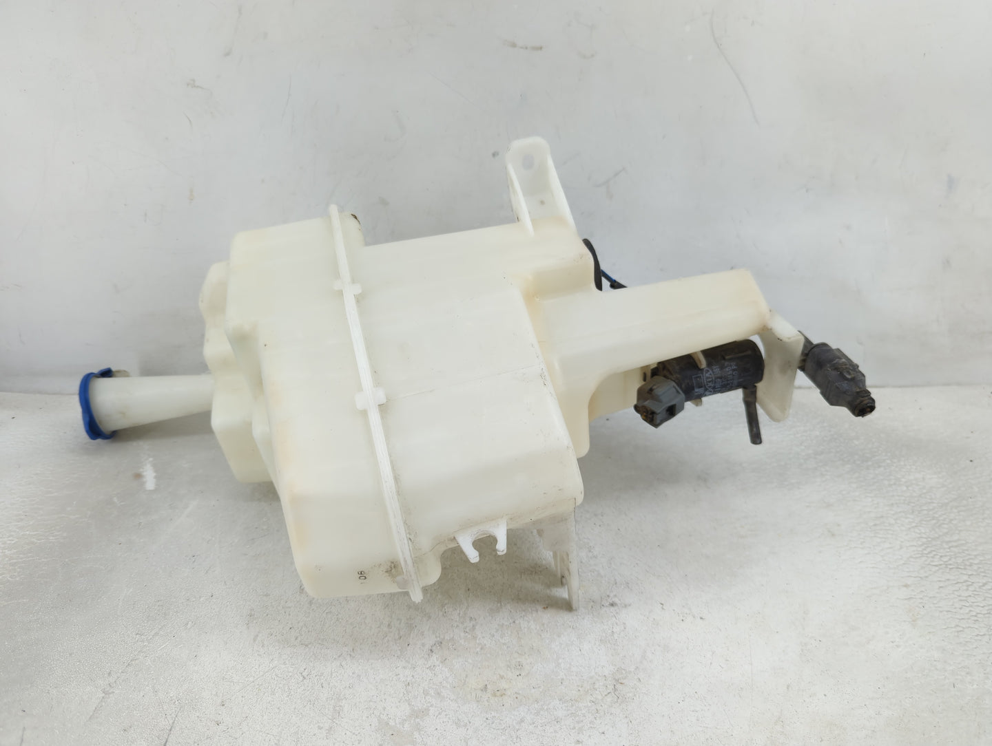 2013-2016 Hyundai Genesis Windshield Washer Fluid Reservoir Bottle Oem - Oemusedautoparts1.com