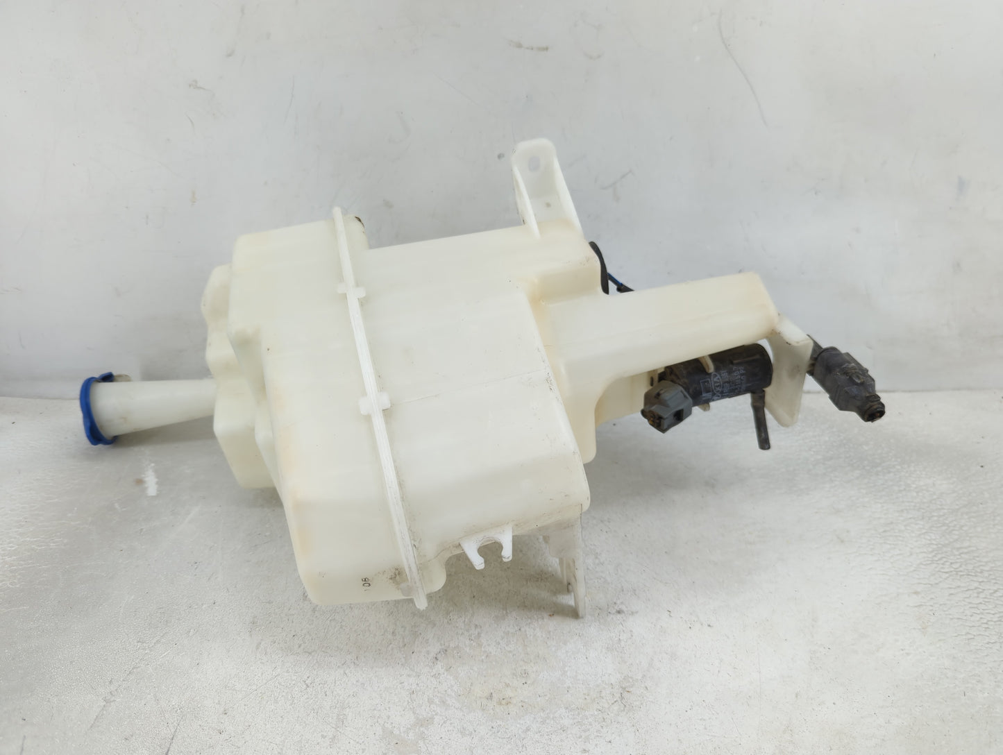 2013-2016 Hyundai Genesis Windshield Washer Fluid Reservoir Bottle Oem - Oemusedautoparts1.com