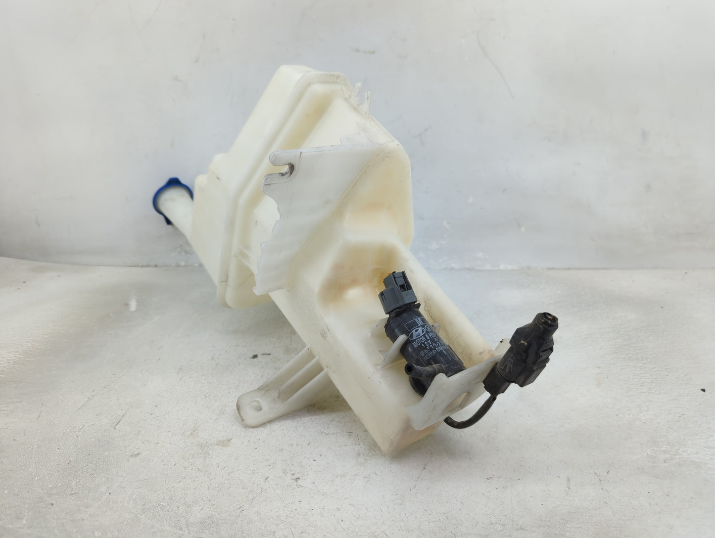 2013-2016 Hyundai Genesis Windshield Washer Fluid Reservoir Bottle Oem - Oemusedautoparts1.com