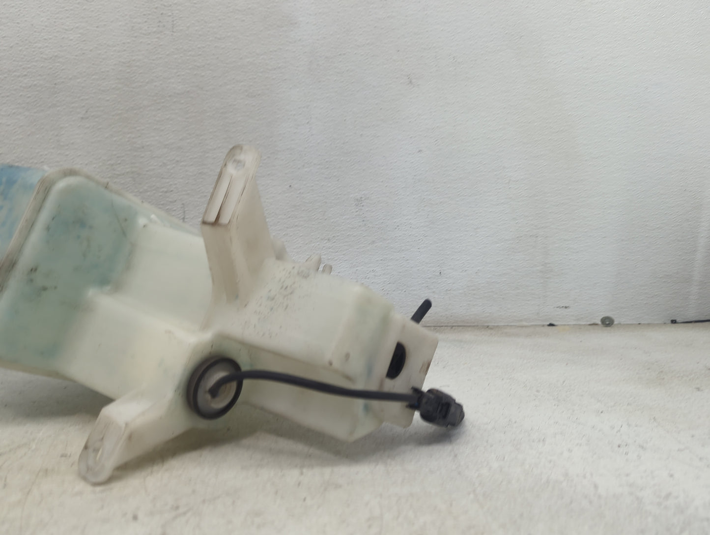 2013-2016 Hyundai Genesis Windshield Washer Fluid Reservoir Bottle Oem 1473840 - Oemusedautoparts1.com