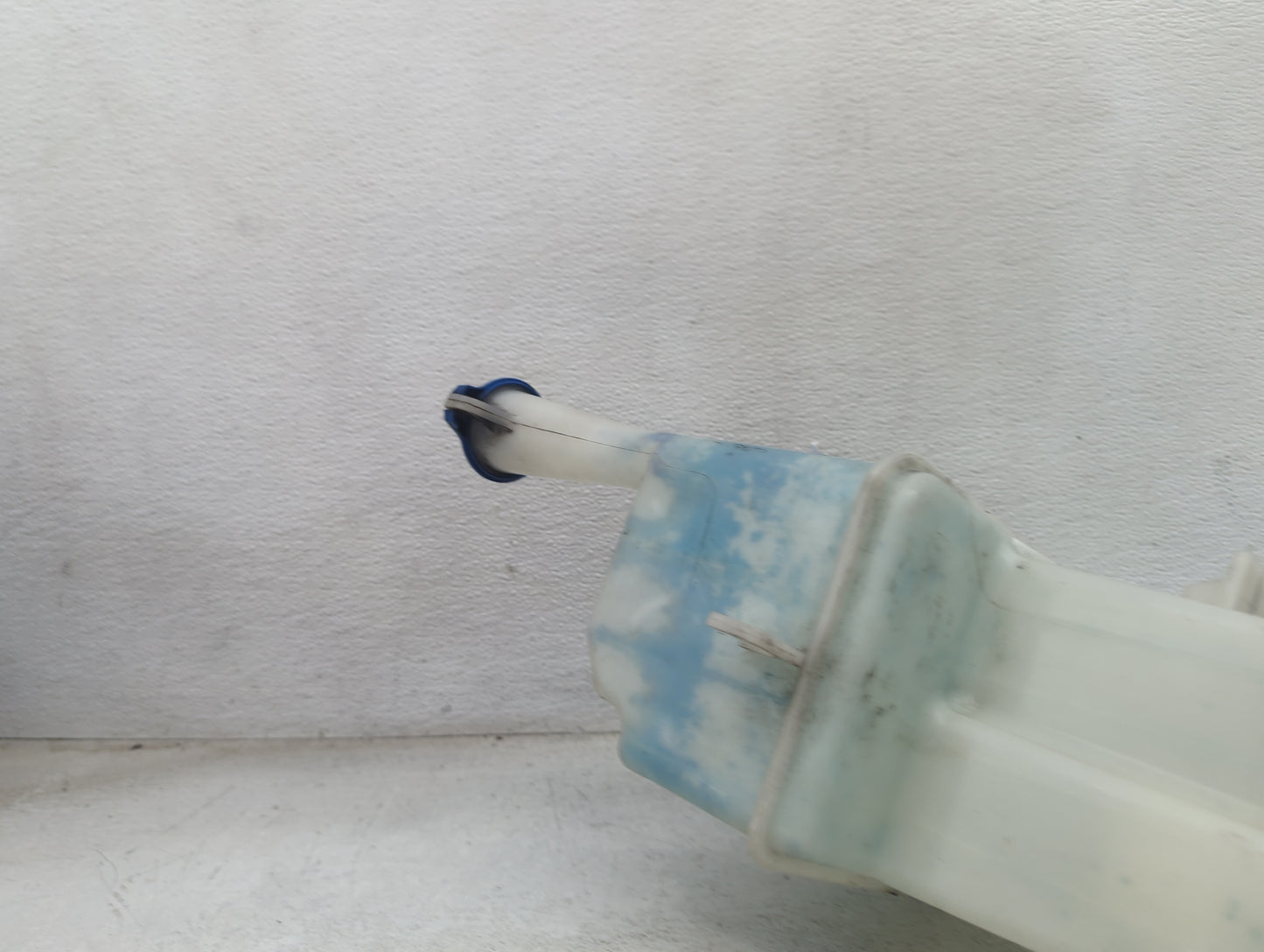 2013-2016 Hyundai Genesis Windshield Washer Fluid Reservoir Bottle Oem 1473840 - Oemusedautoparts1.com