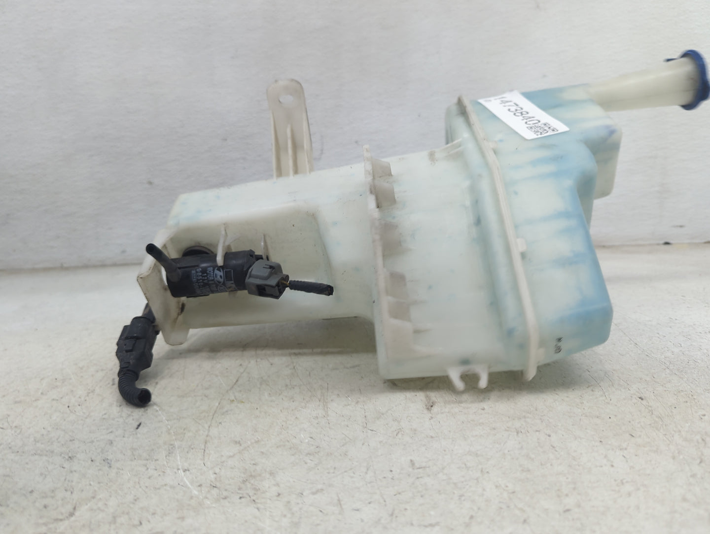 2013-2016 Hyundai Genesis Windshield Washer Fluid Reservoir Bottle Oem 1473840 - Oemusedautoparts1.com