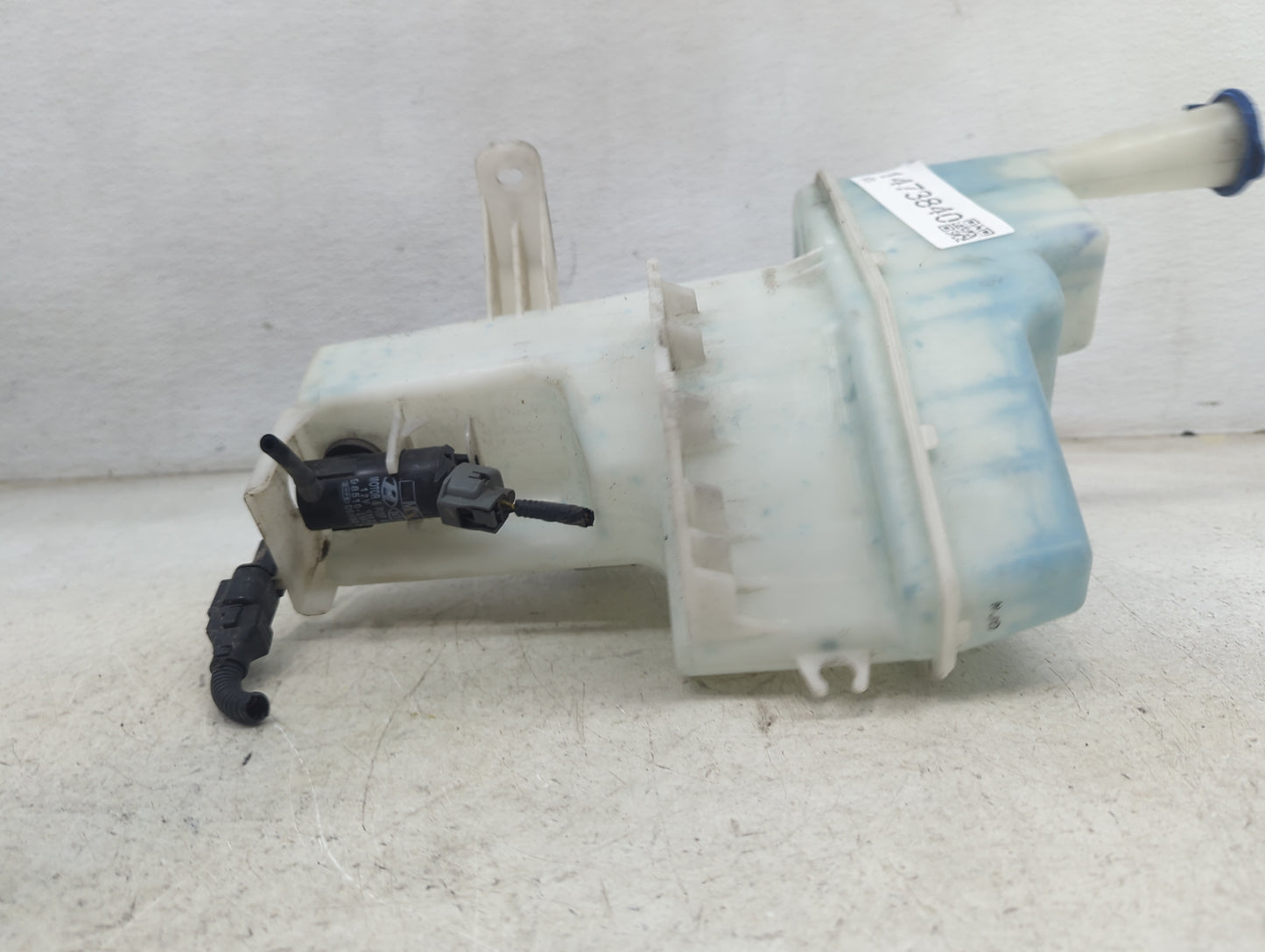 2013-2016 Hyundai Genesis Windshield Washer Fluid Reservoir Bottle Oem 1473840 - Oemusedautoparts1.com