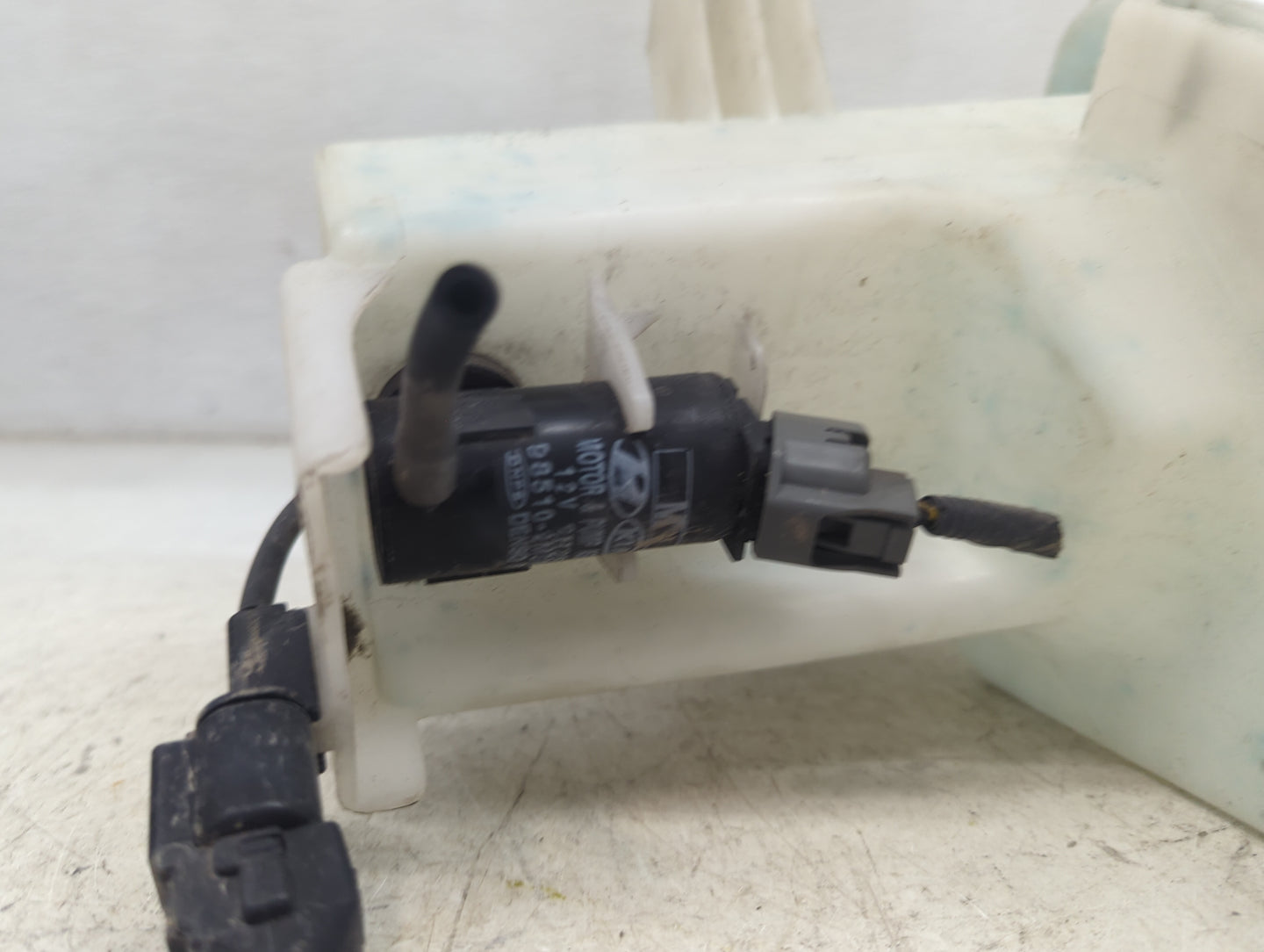 2013-2016 Hyundai Genesis Windshield Washer Fluid Reservoir Bottle Oem 1473840 - Oemusedautoparts1.com