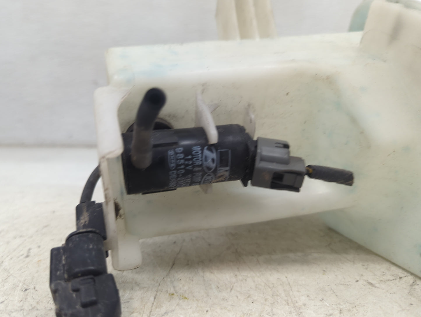 2013-2016 Hyundai Genesis Windshield Washer Fluid Reservoir Bottle Oem 1473840 - Oemusedautoparts1.com