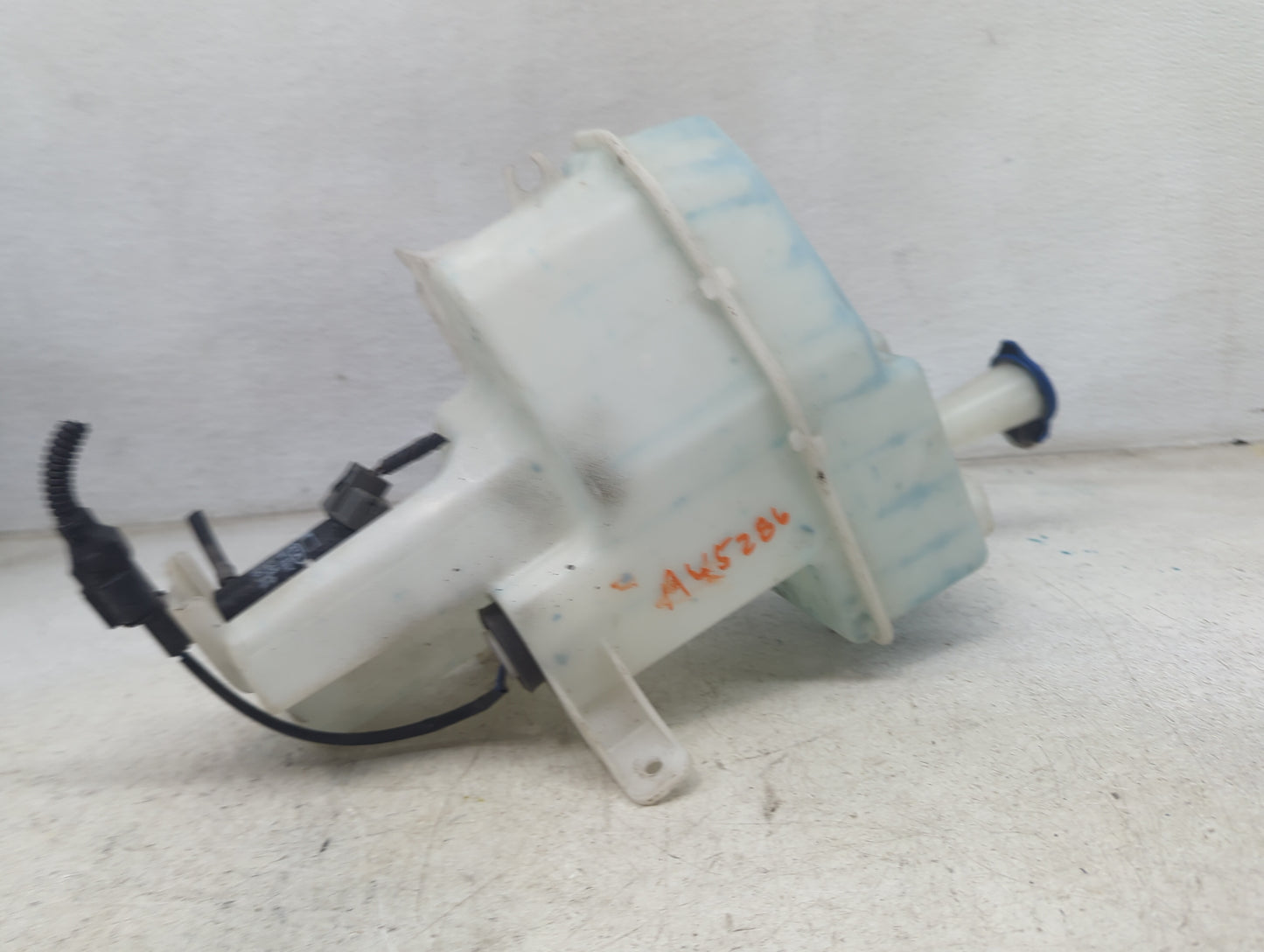 2013-2016 Hyundai Genesis Windshield Washer Fluid Reservoir Bottle Oem 1473840 - Oemusedautoparts1.com