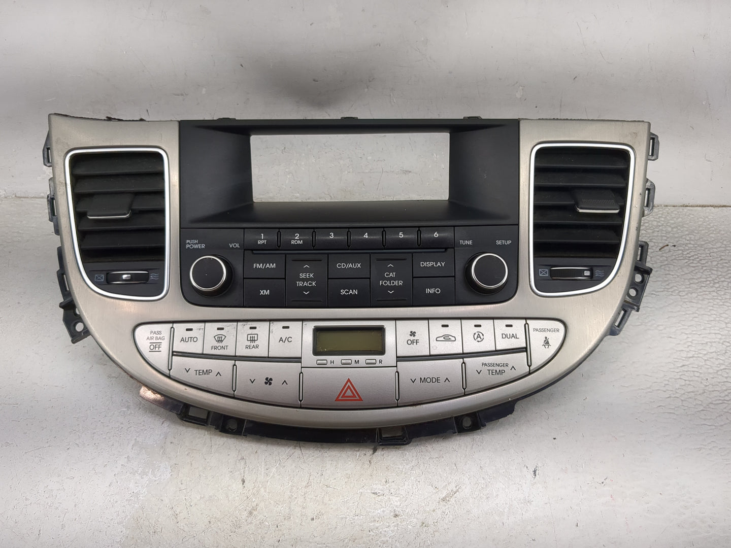 2009-2014 Hyundai Genesis Radio AM FM Cd Player Receiver Replacement P/N:96110-3M100GV7 KB-100BHAGV7 Fits OEM Used Auto Part