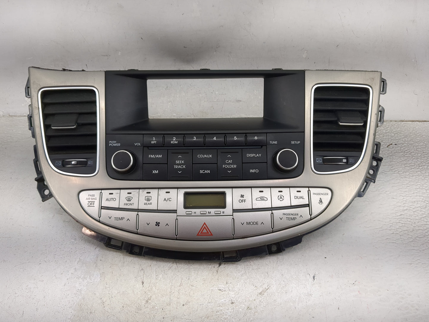 2009-2014 Hyundai Genesis Radio AM FM Cd Player Receiver Replacement P/N:96110-3M100GV7 KB-100BHAGV7 Fits OEM Used Auto Part
