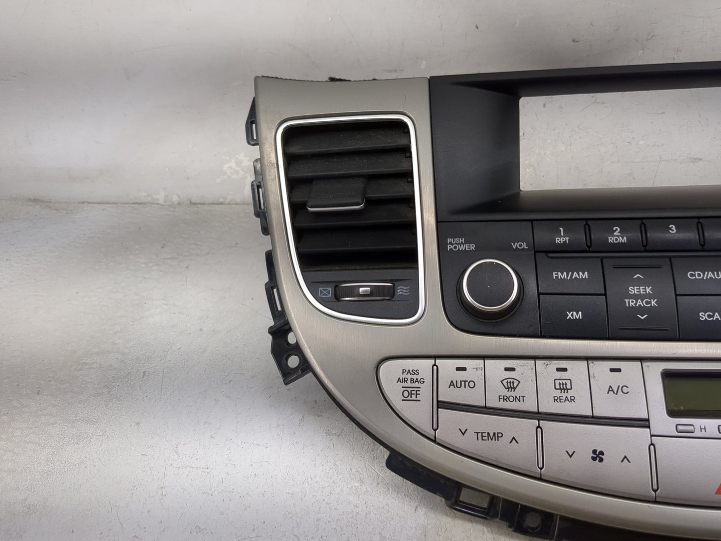2009-2014 Hyundai Genesis Radio AM FM Cd Player Receiver Replacement P/N:96110-3M100GV7 KB-100BHAGV7 Fits OEM Used Auto Part