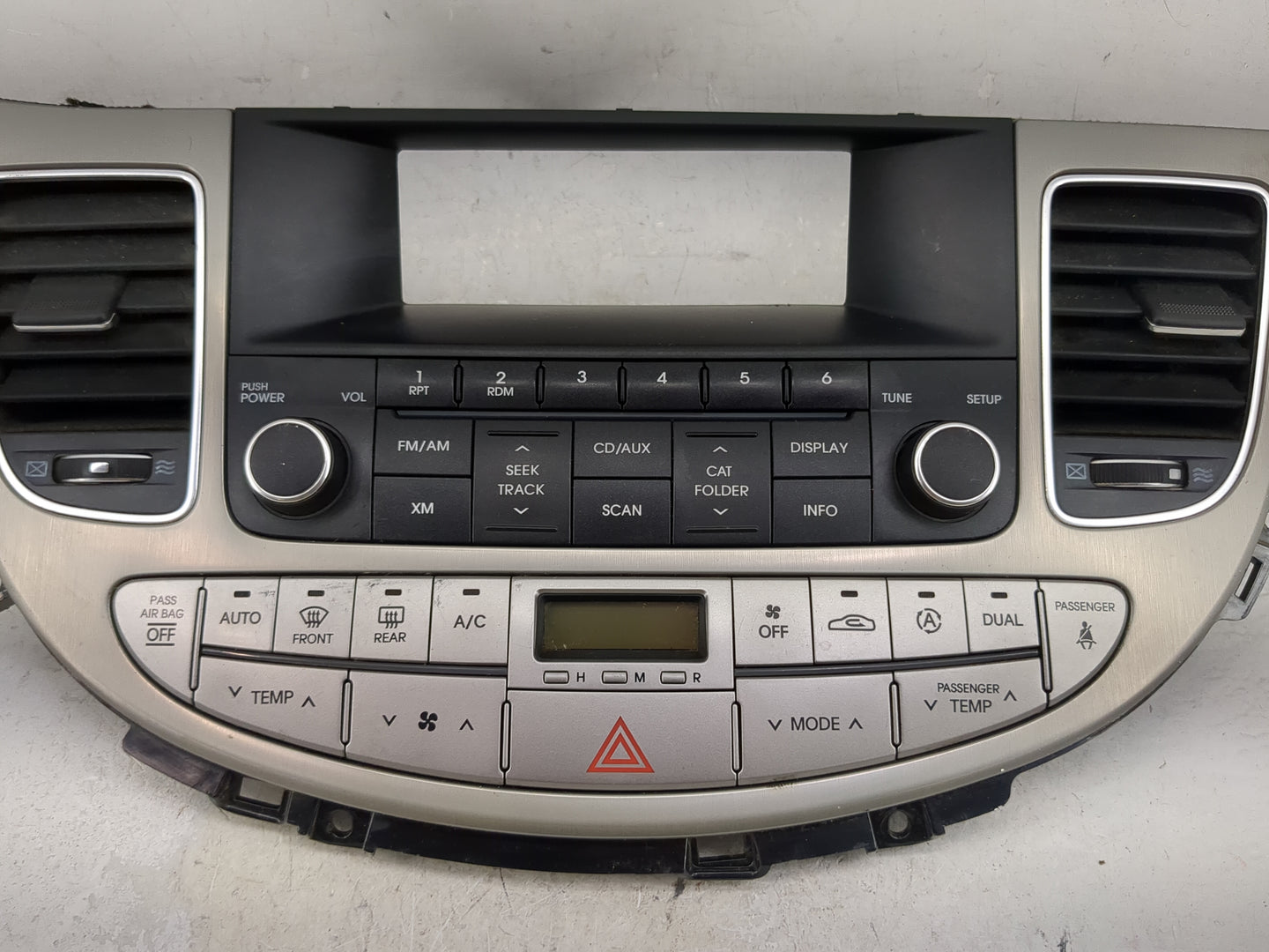 2009-2014 Hyundai Genesis Radio AM FM Cd Player Receiver Replacement P/N:96110-3M100GV7 KB-100BHAGV7 Fits OEM Used Auto Part