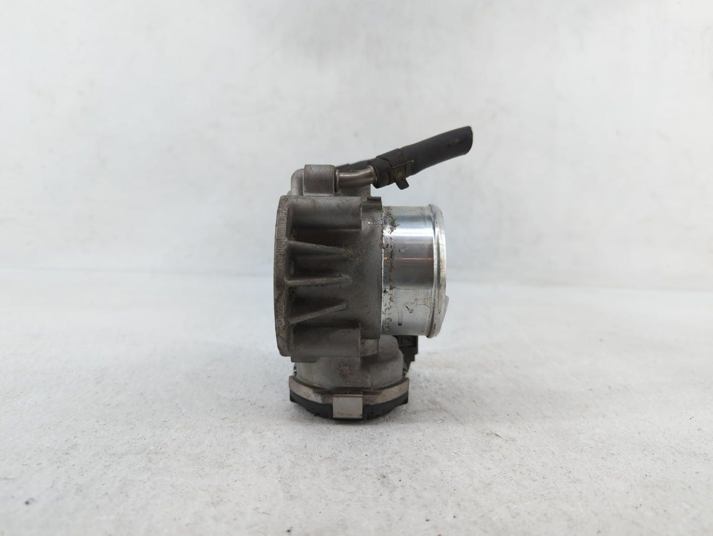 2009-2014 Hyundai Genesis Throttle Body P/N:35100-2C300 Fits Fits 2009 2010 2011 2012 2013 2014 OEM Used Auto Parts - Oemuse