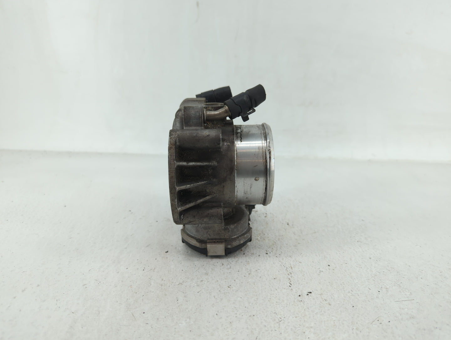2009-2014 Hyundai Genesis Throttle Body P/N:35100-2C300 Fits Fits 2009 2010 2011 2012 2013 2014 OEM Used Auto Parts - Oemuse