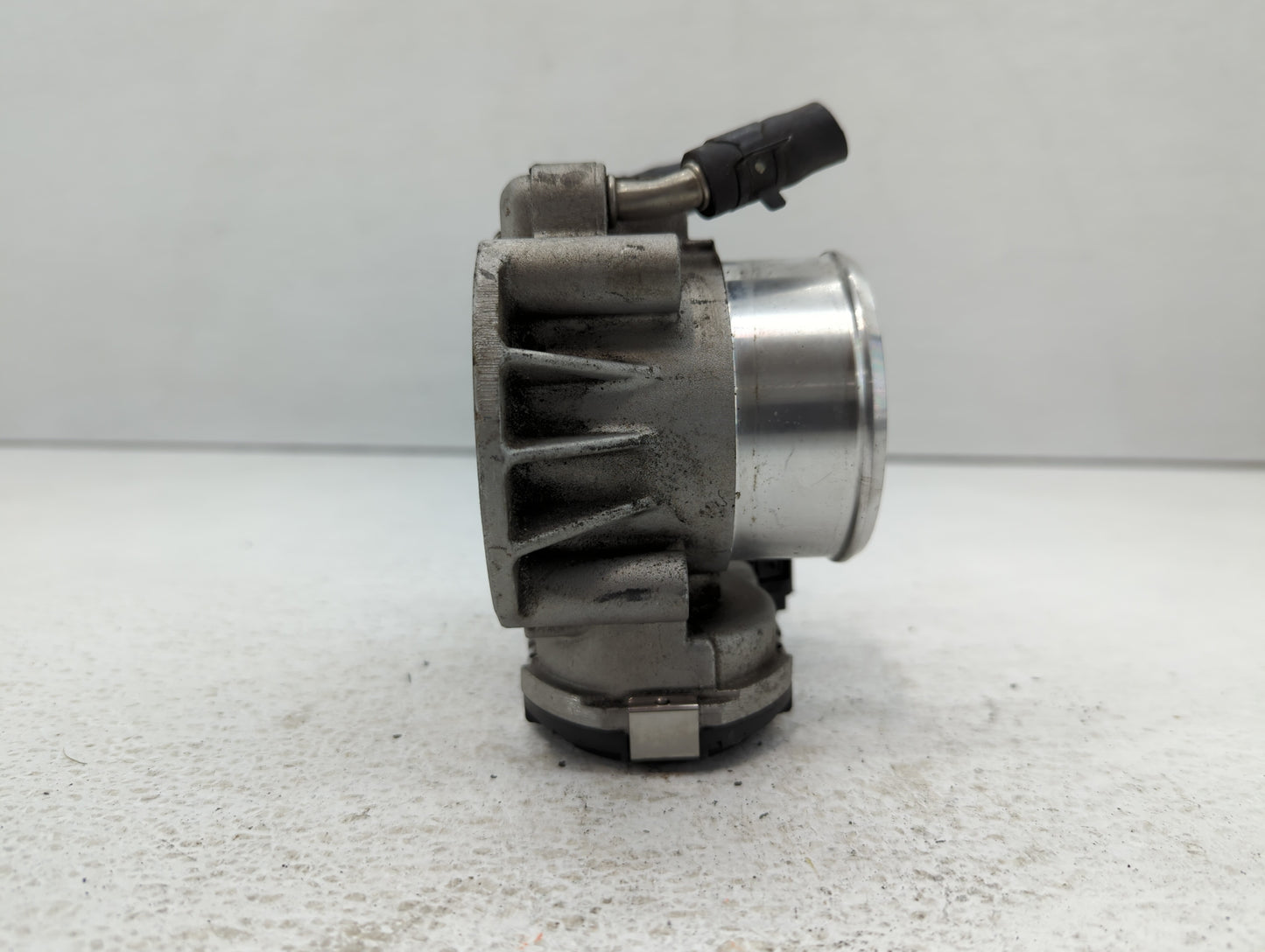 2009-2014 Hyundai Genesis Throttle Body P/N:35100-2C300 Fits Fits 2009 2010 2011 2012 2013 2014 OEM Used Auto Parts - Oemuse