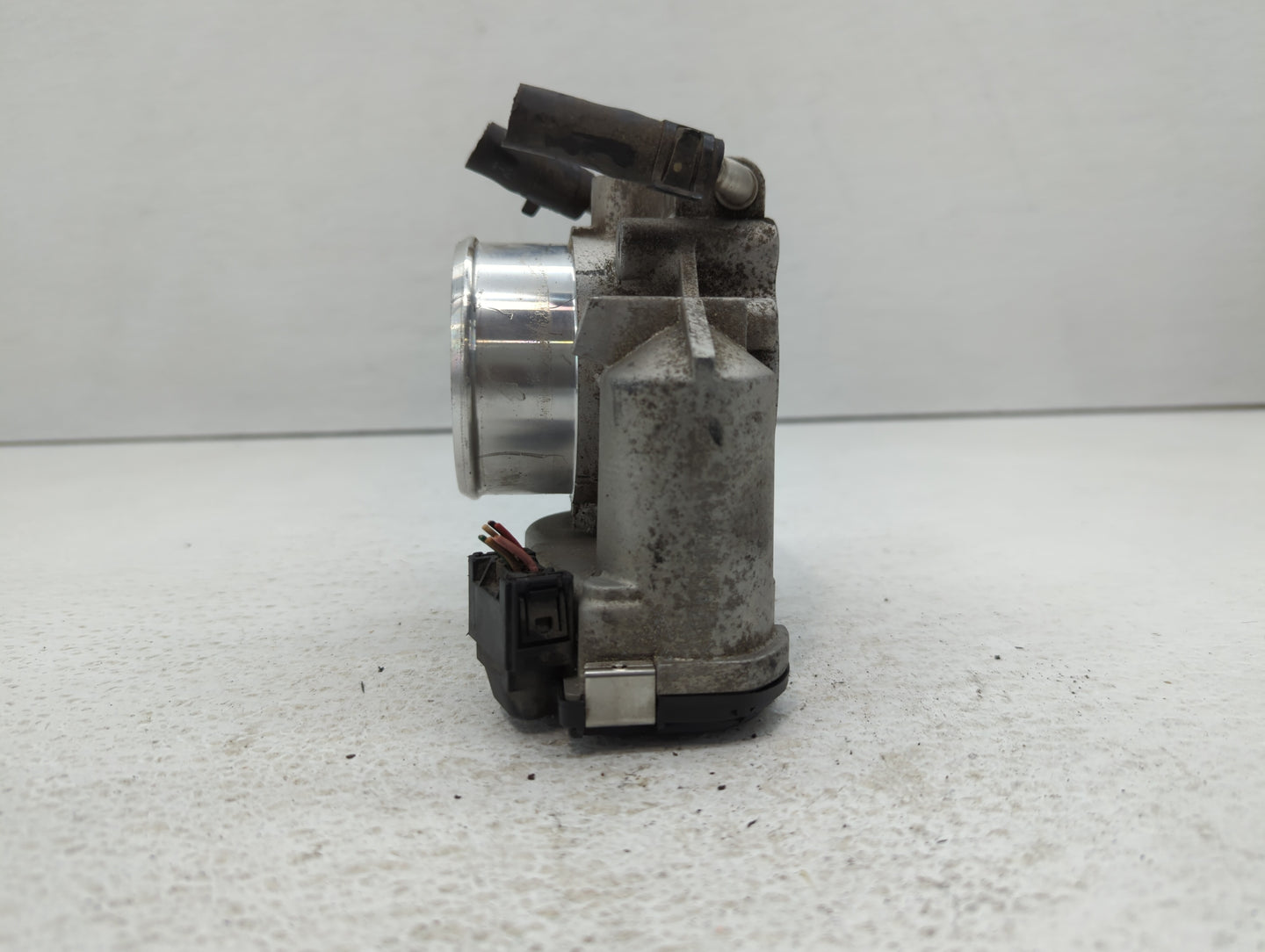 2009-2014 Hyundai Genesis Throttle Body P/N:35100-2C300 Fits Fits 2009 2010 2011 2012 2013 2014 OEM Used Auto Parts - Oemuse