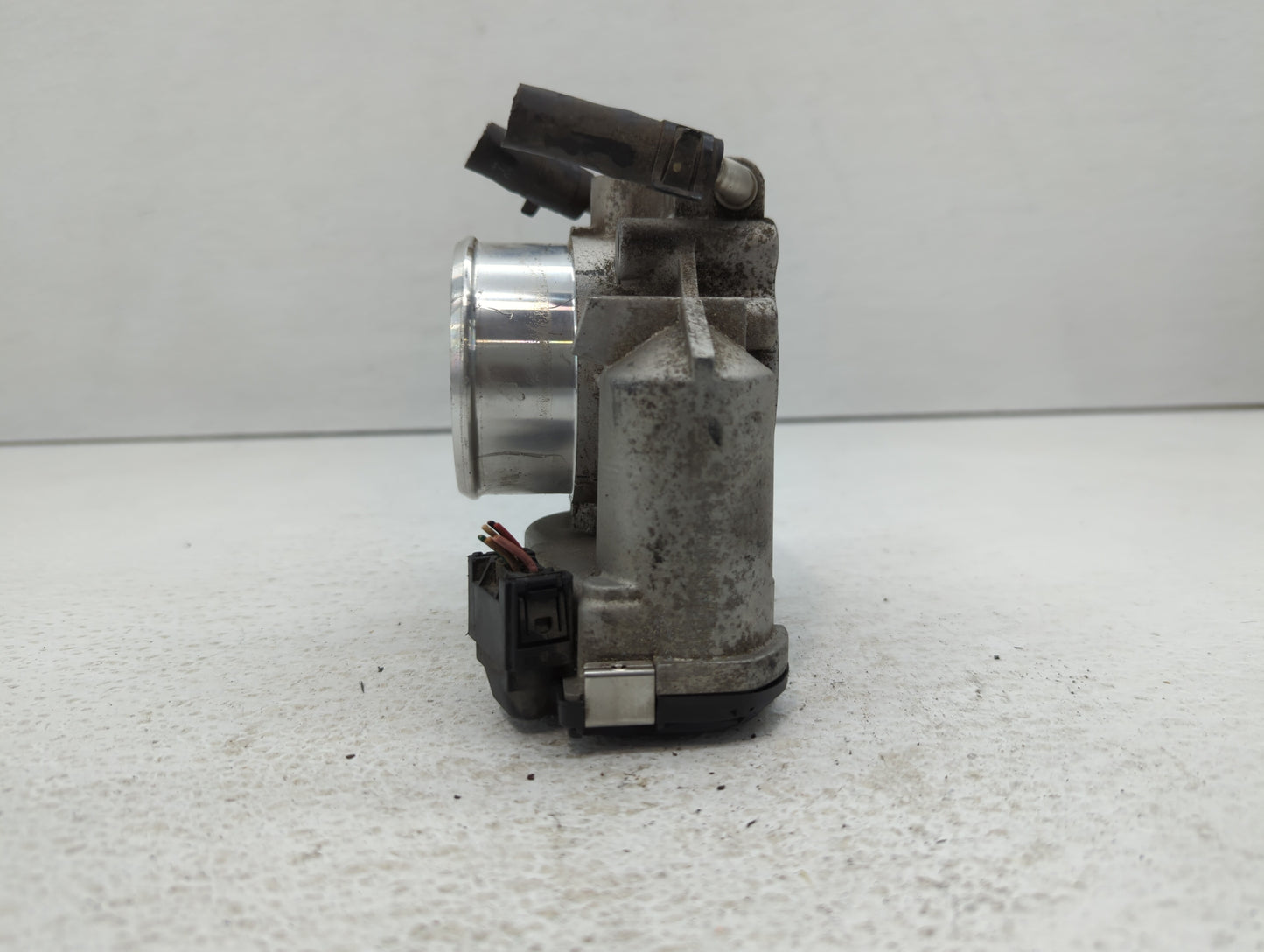 2009-2014 Hyundai Genesis Throttle Body P/N:35100-2C300 Fits Fits 2009 2010 2011 2012 2013 2014 OEM Used Auto Parts - Oemuse