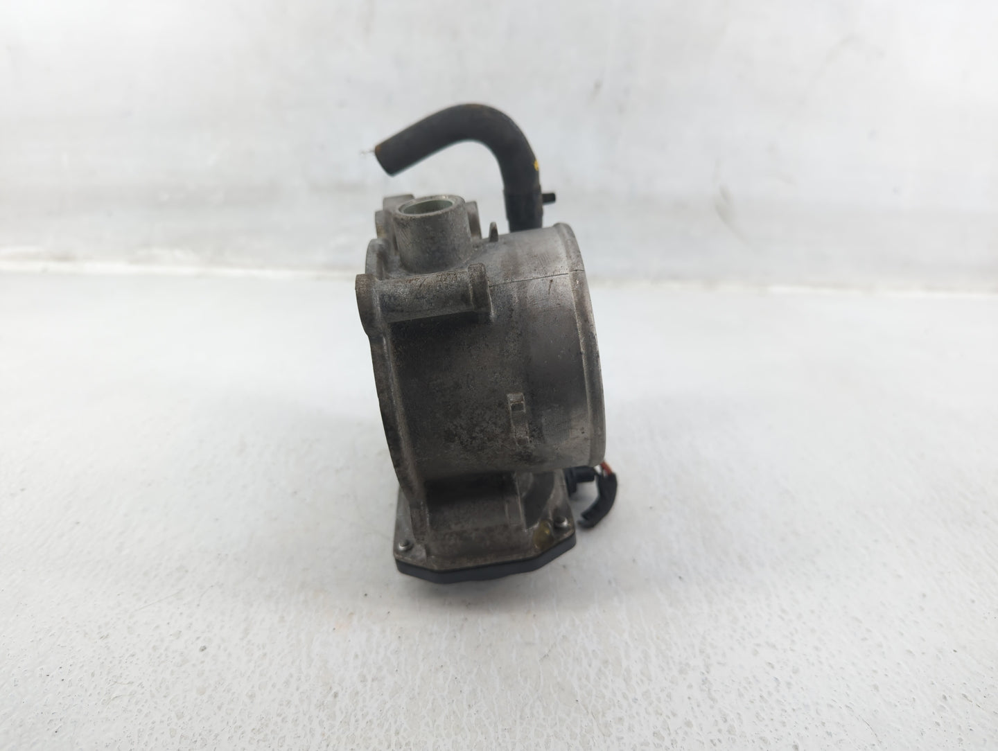 2012-2014 Hyundai Genesis Throttle Body P/N:35100-3CBA0 Fits Fits 2012 2013 2014 OEM Used Auto Parts - Oemusedautoparts1.com