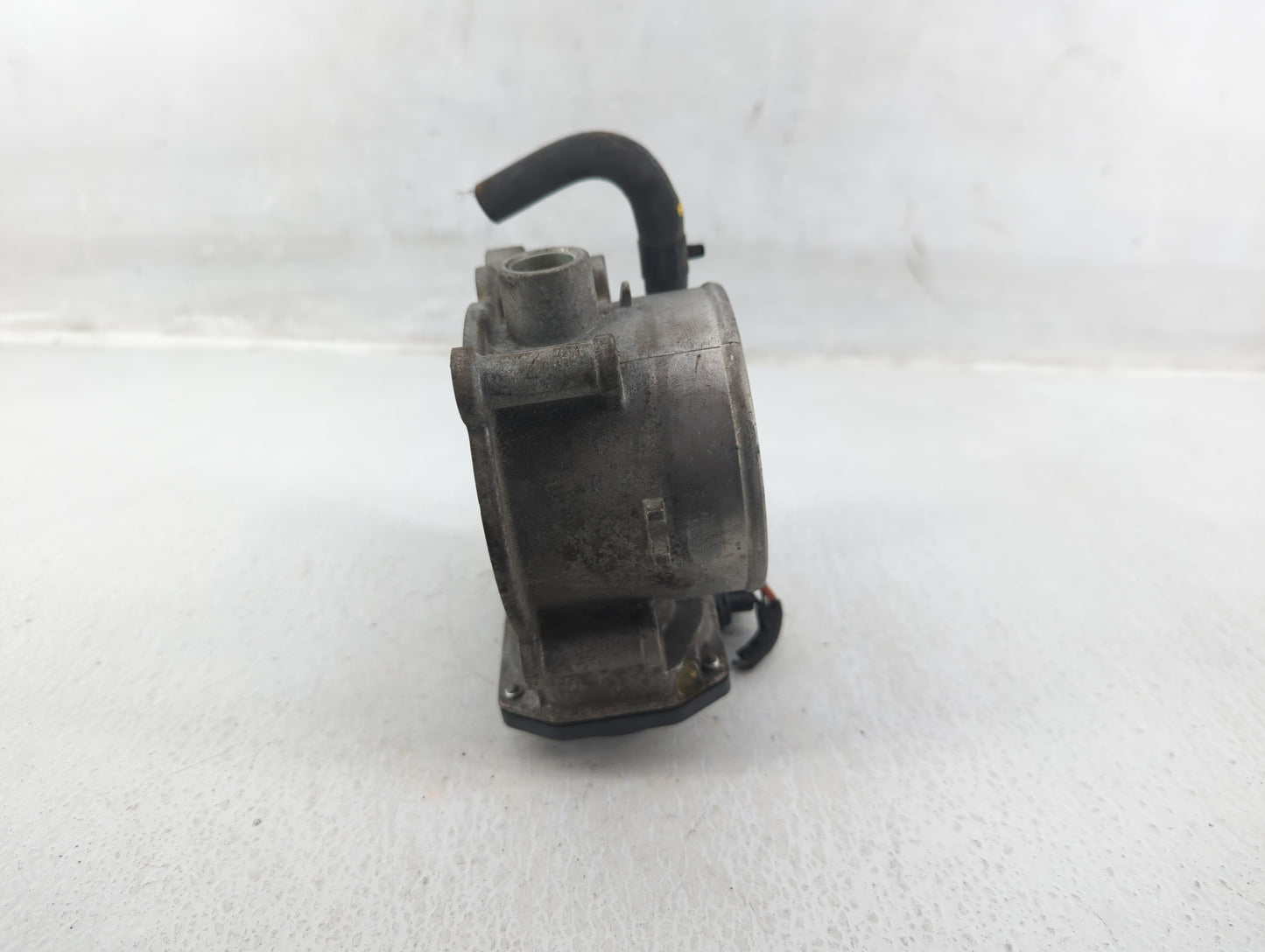 2012-2014 Hyundai Genesis Throttle Body P/N:35100-3CBA0 Fits Fits 2012 2013 2014 OEM Used Auto Parts - Oemusedautoparts1.com