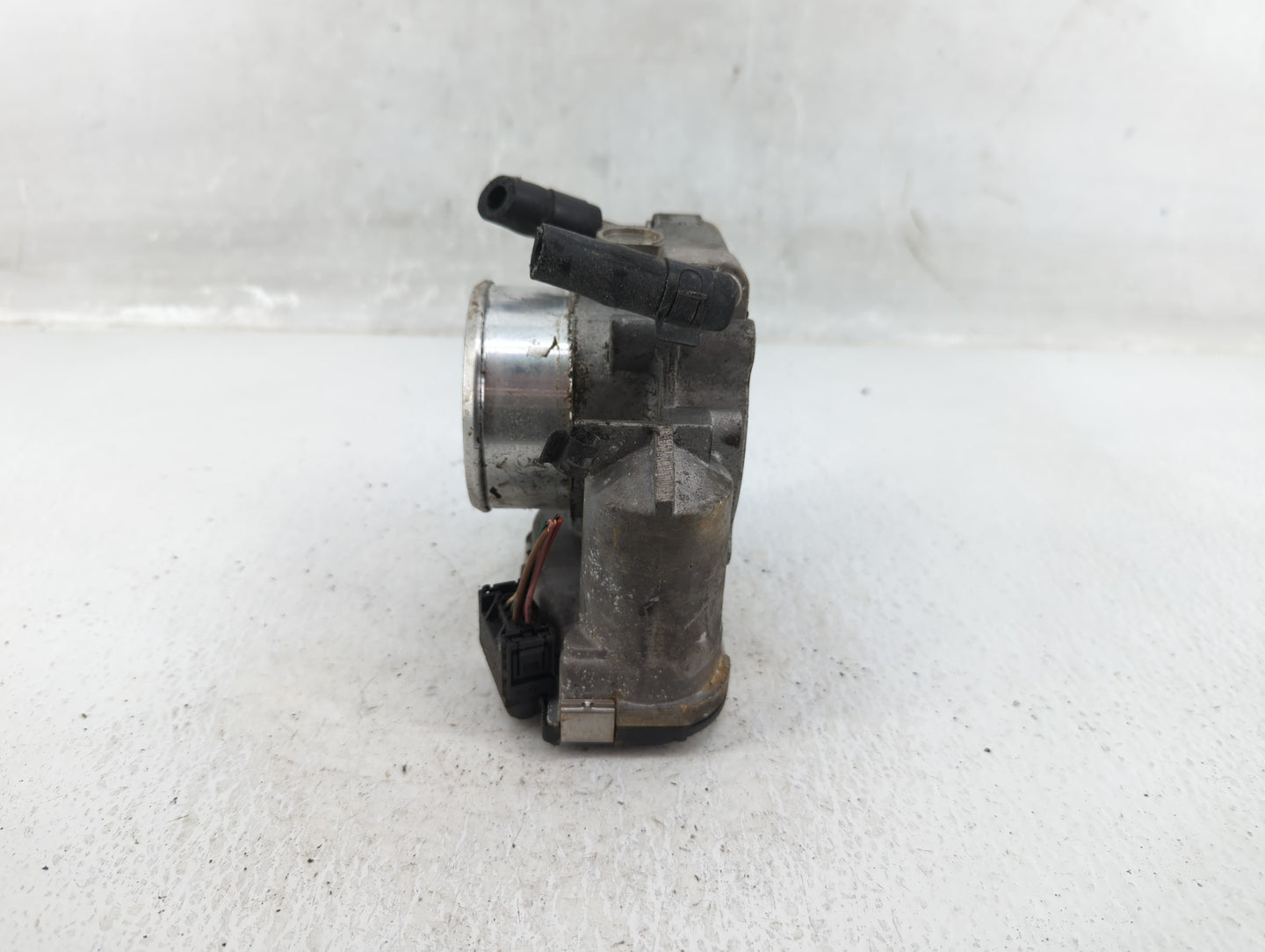 2009-2014 Hyundai Genesis Throttle Body P/N:35100-2C300 Fits Fits 2009 2010 2011 2012 2013 2014 OEM Used Auto Parts - Oemuse