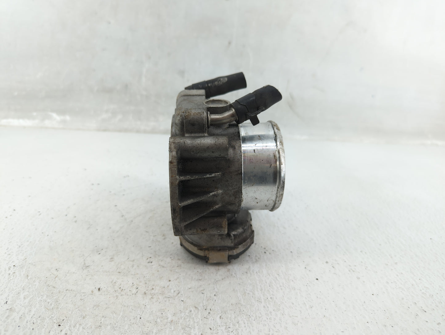2009-2014 Hyundai Genesis Throttle Body P/N:35100-2C300 Fits Fits 2009 2010 2011 2012 2013 2014 OEM Used Auto Parts - Oemuse