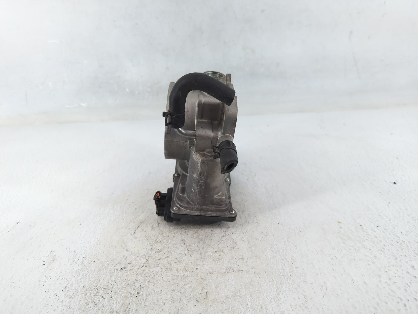 2012-2014 Hyundai Genesis Throttle Body P/N:35100-3CBA0 Fits Fits 2012 2013 2014 OEM Used Auto Parts - Oemusedautoparts1.com