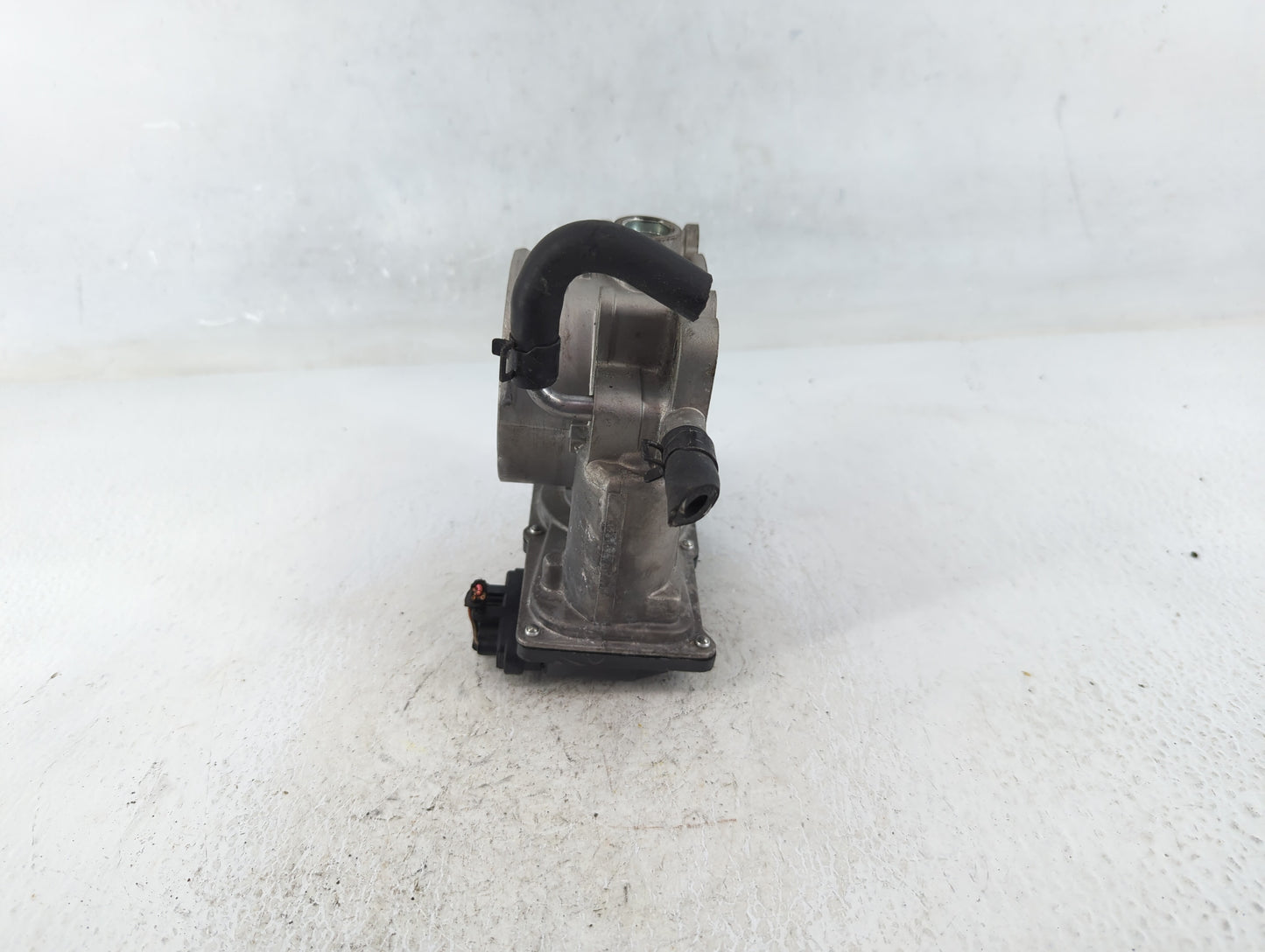 2012-2014 Hyundai Genesis Throttle Body P/N:35100-3CBA0 Fits Fits 2012 2013 2014 OEM Used Auto Parts - Oemusedautoparts1.com