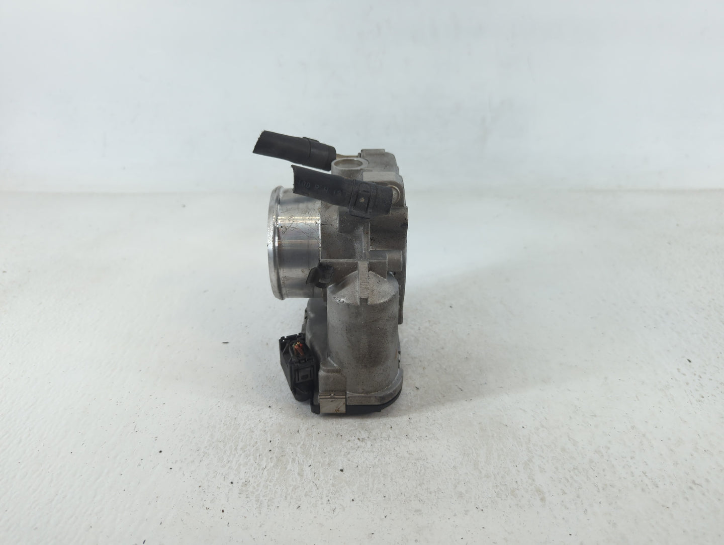 2009-2014 Hyundai Genesis Throttle Body P/N:35100-2C300 Fits Fits 2009 2010 2011 2012 2013 2014 OEM Used Auto Parts - Oemuse