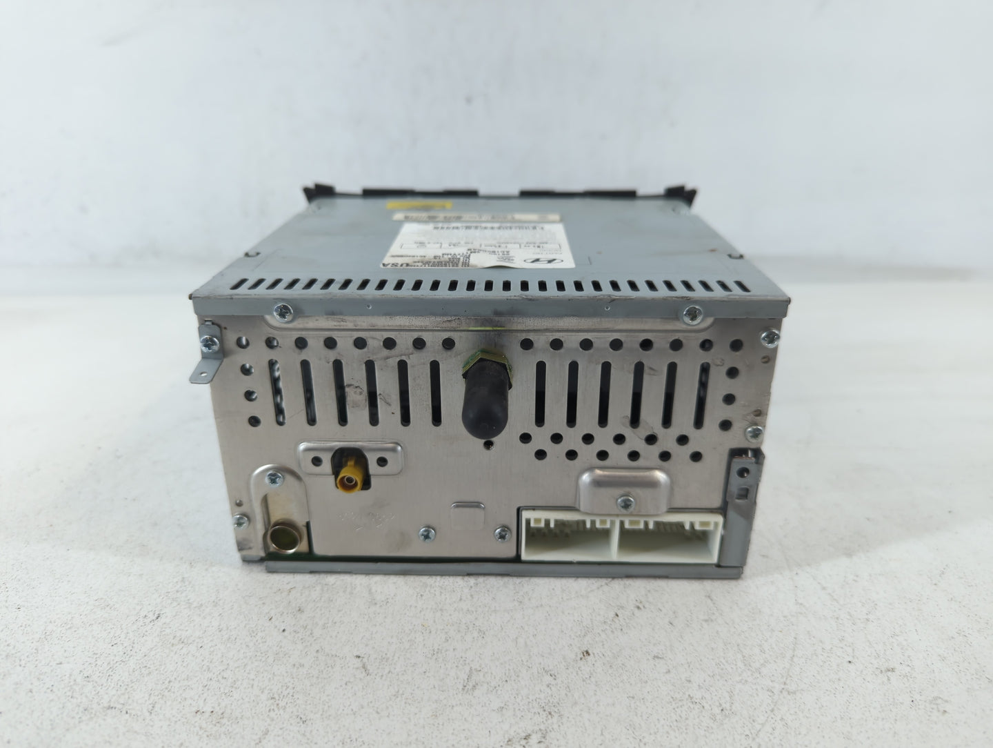 2013-2013 Hyundai Genesis Am Fm Cd Player Radio Receiver - Oemusedautoparts1.com