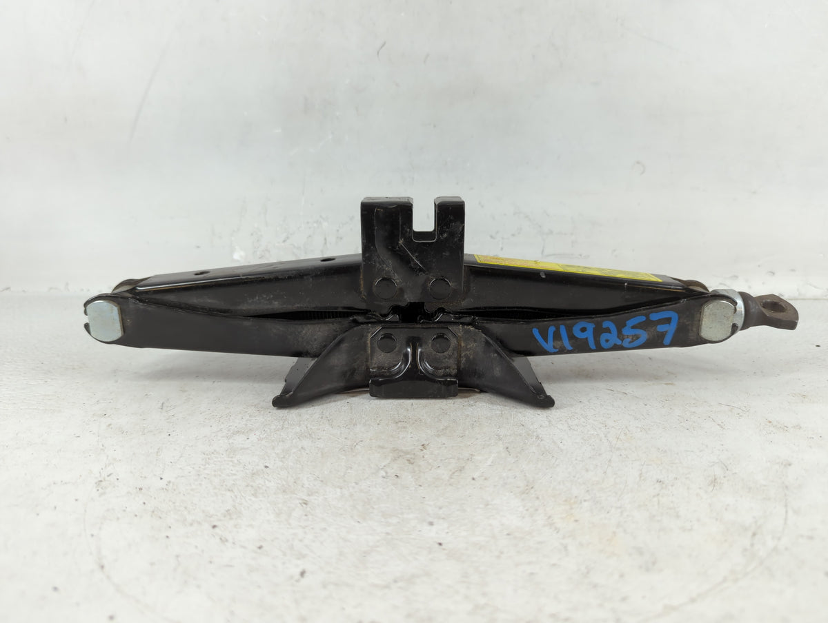 2013 Hyundai Genesis Spare Scissor Car Jack 718802 - Oemusedautoparts1.com