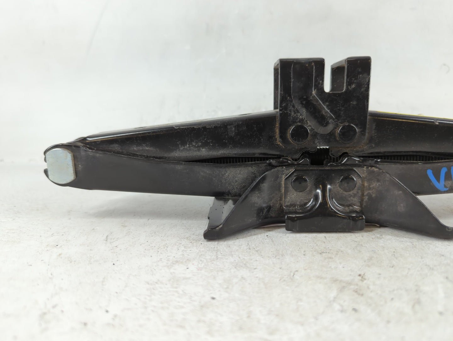 2013 Hyundai Genesis Spare Scissor Car Jack - Oemusedautoparts1.com