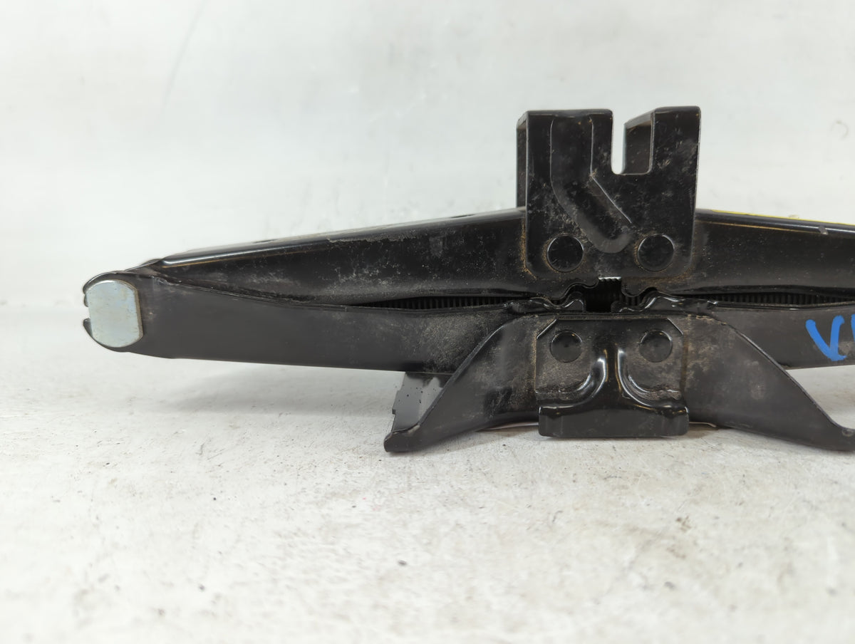 2013 Hyundai Genesis Spare Scissor Car Jack 718802 - Oemusedautoparts1.com