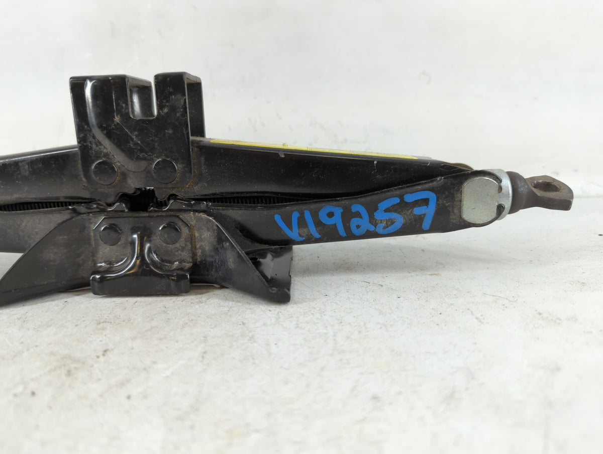 2013 Hyundai Genesis Spare Scissor Car Jack 718802 - Oemusedautoparts1.com