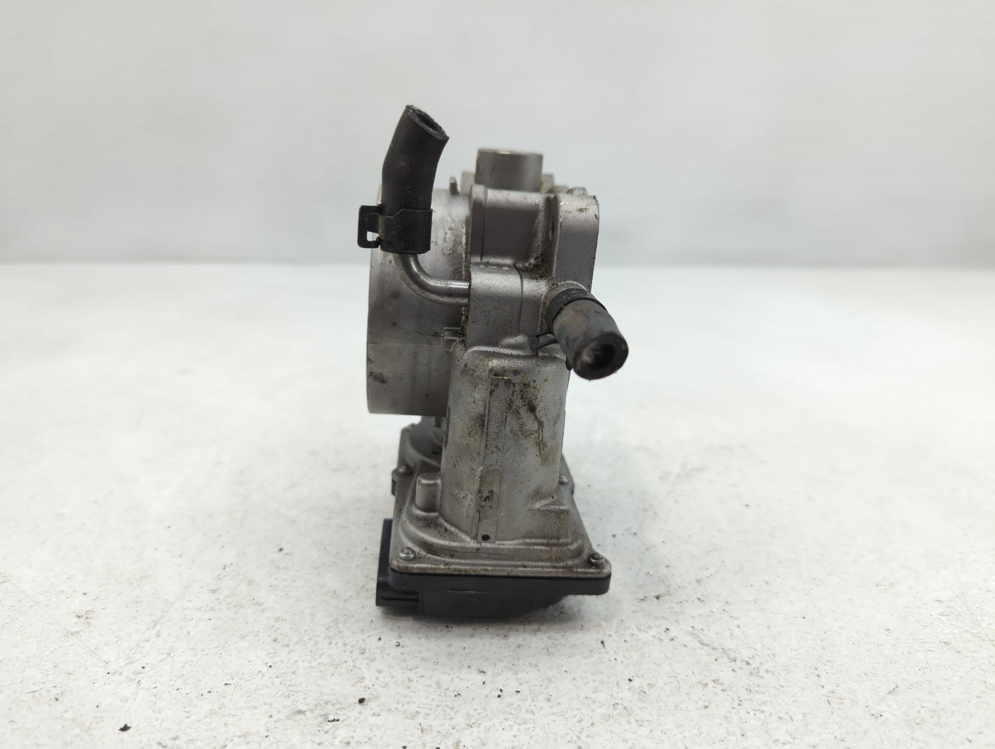 2012-2014 Hyundai Genesis Throttle Body P/N:35100-3CBA0 Fits Fits 2012 2013 2014 OEM Used Auto Parts - Oemusedautoparts1.com
